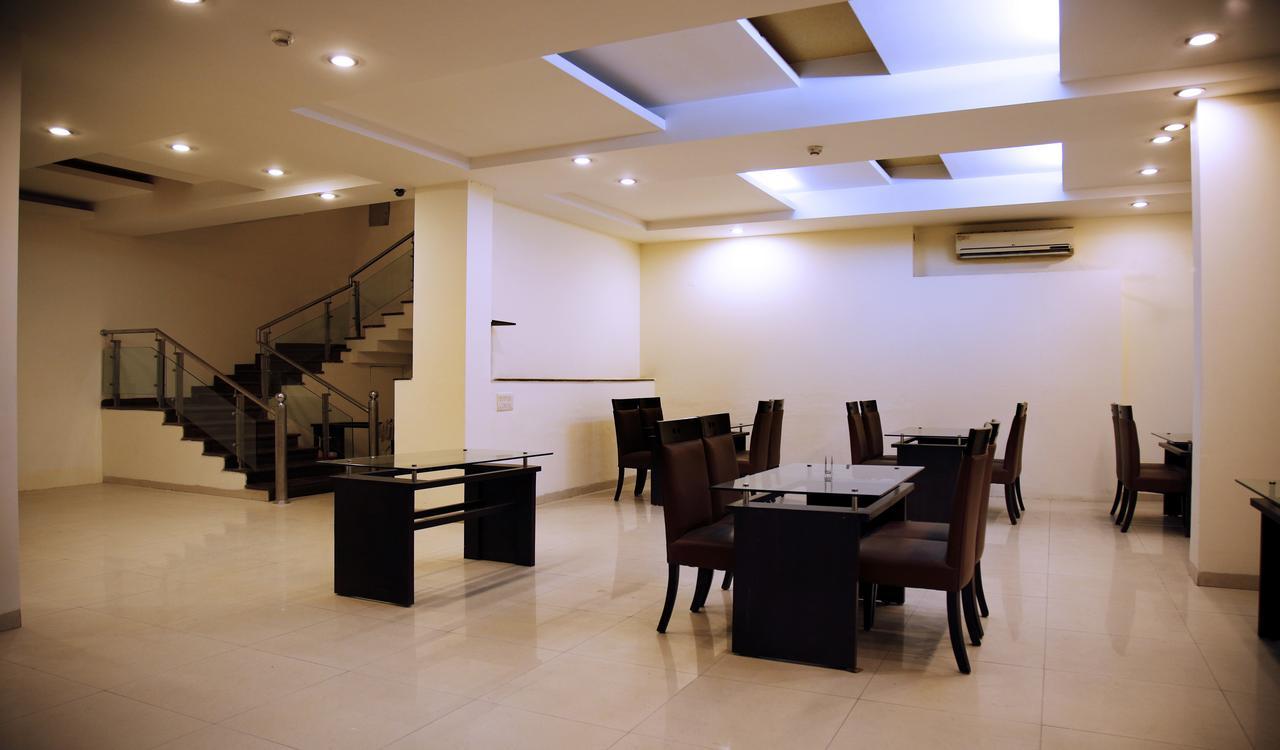 Fabhotel Oasis Dlf Phase 3 Gurgáon Kültér fotó