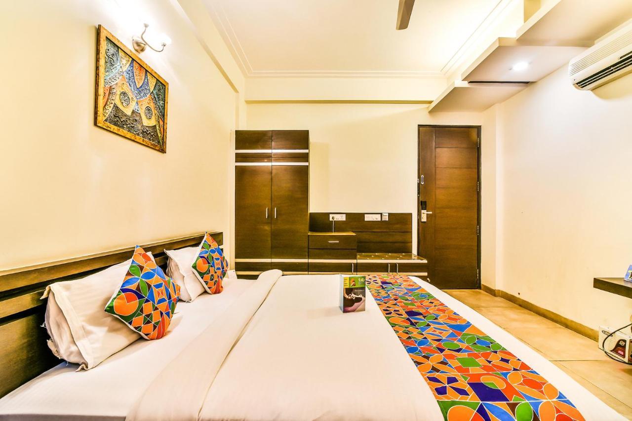 Fabhotel Oasis Dlf Phase 3 Gurgáon Kültér fotó